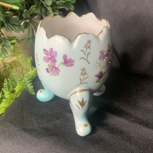 Beautiful hand painted “cracked egg” footed vase with violets - Picture 4 of 7